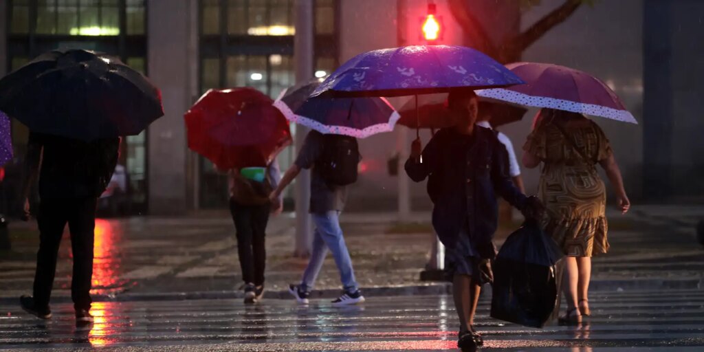 fim-de-semana-no-sul-e-sudeste-deve-ser-de-chuvas-severas-e-ventania
