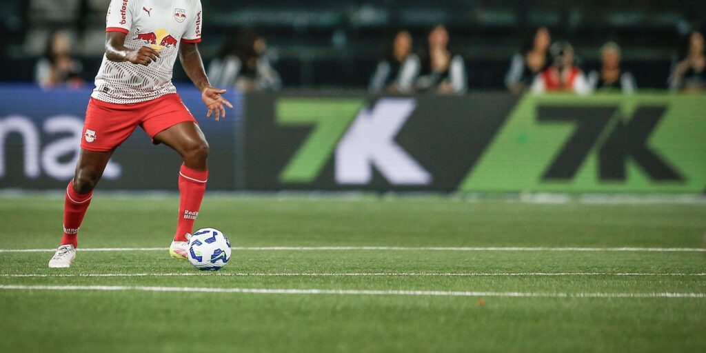 jogador-do-bragantino-pede-desculpas-apos-fala-machista-contra-arbitra