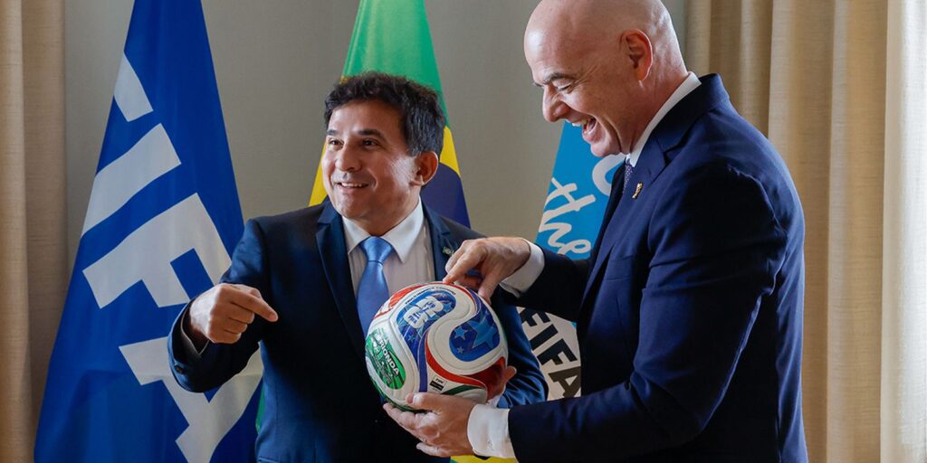 ministro-do-esporte-entrega-marco-regulatorio-da-copa-feminina-a-fifa
