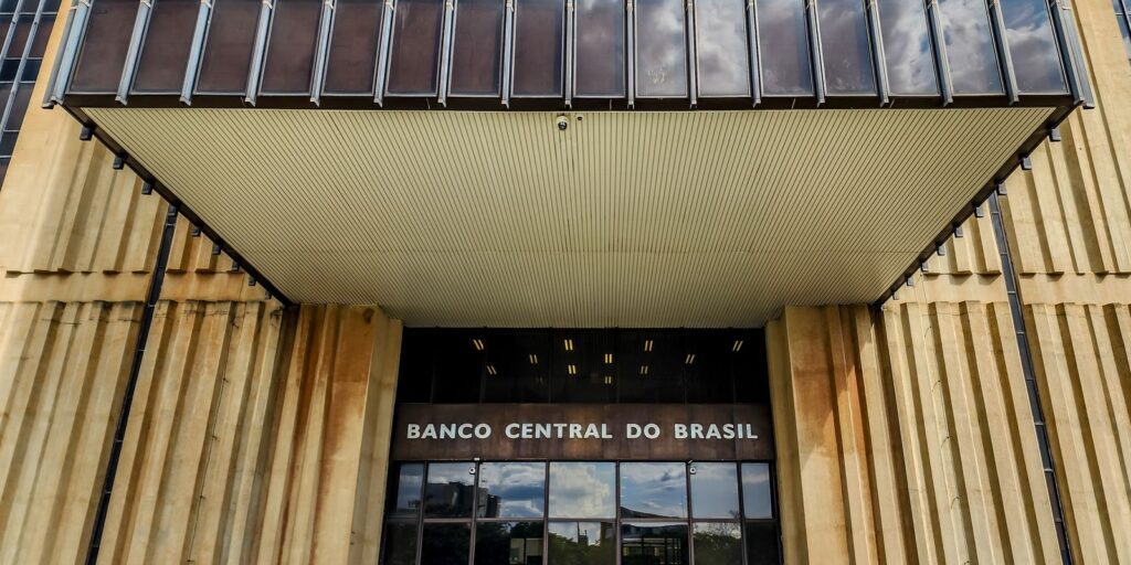 deficit-do-setor-publico-em-maio-foi-de-r$-56-bilhoes,-informa-bc